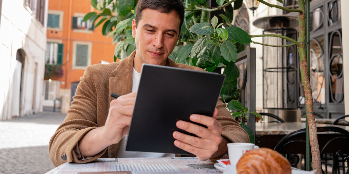 Zoznámte sa s novým modelom PocketBook InkPad Eo 2 s 10,3-palcovým displejom Color E Ink a novou technológiou písania rukou